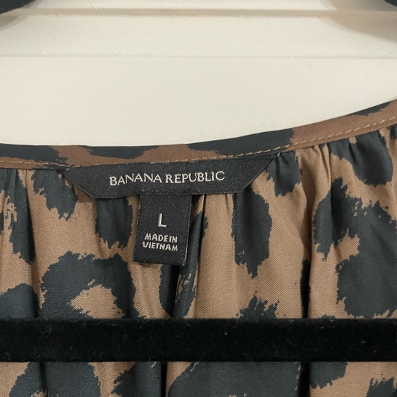 5/$15 Closet Sale! Banana Republic Animal Print Blouse, Large - Picture 2 of 3